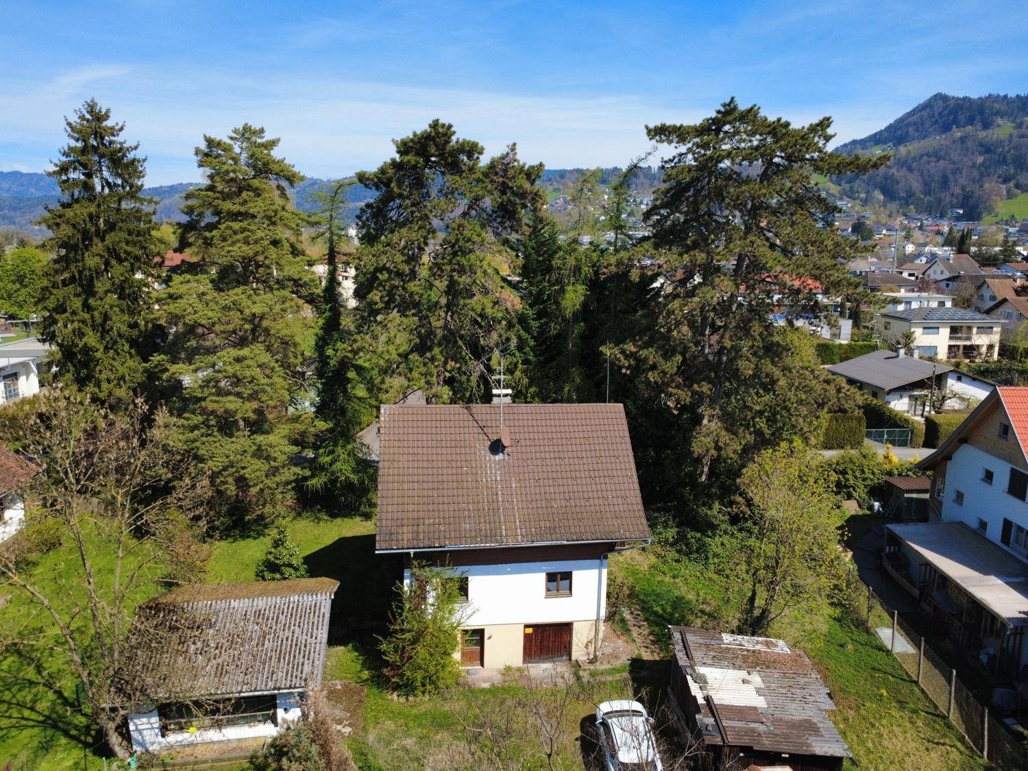 Weitläufige Ansicht des Hauses mit ländlicher Umgebung und Bergblick im Hintergrund.