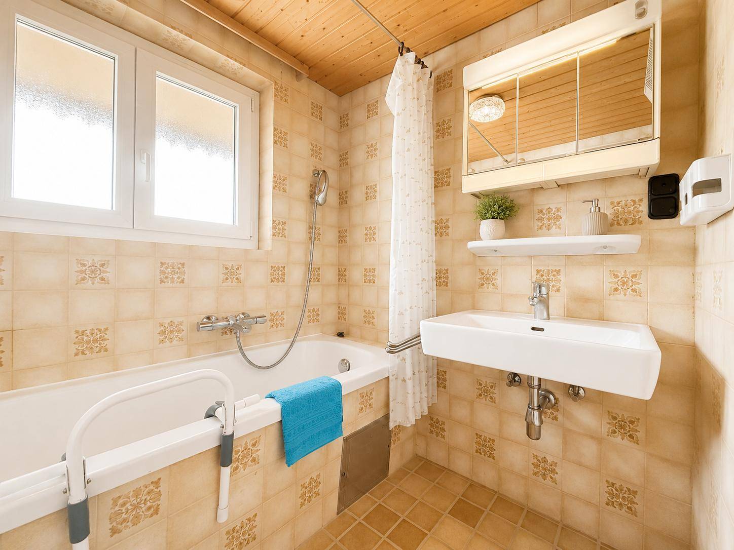 Badezimmer im 80er-Jahre-Stil mit Badewanne, Waschbecken und gemusterten Fliesen.