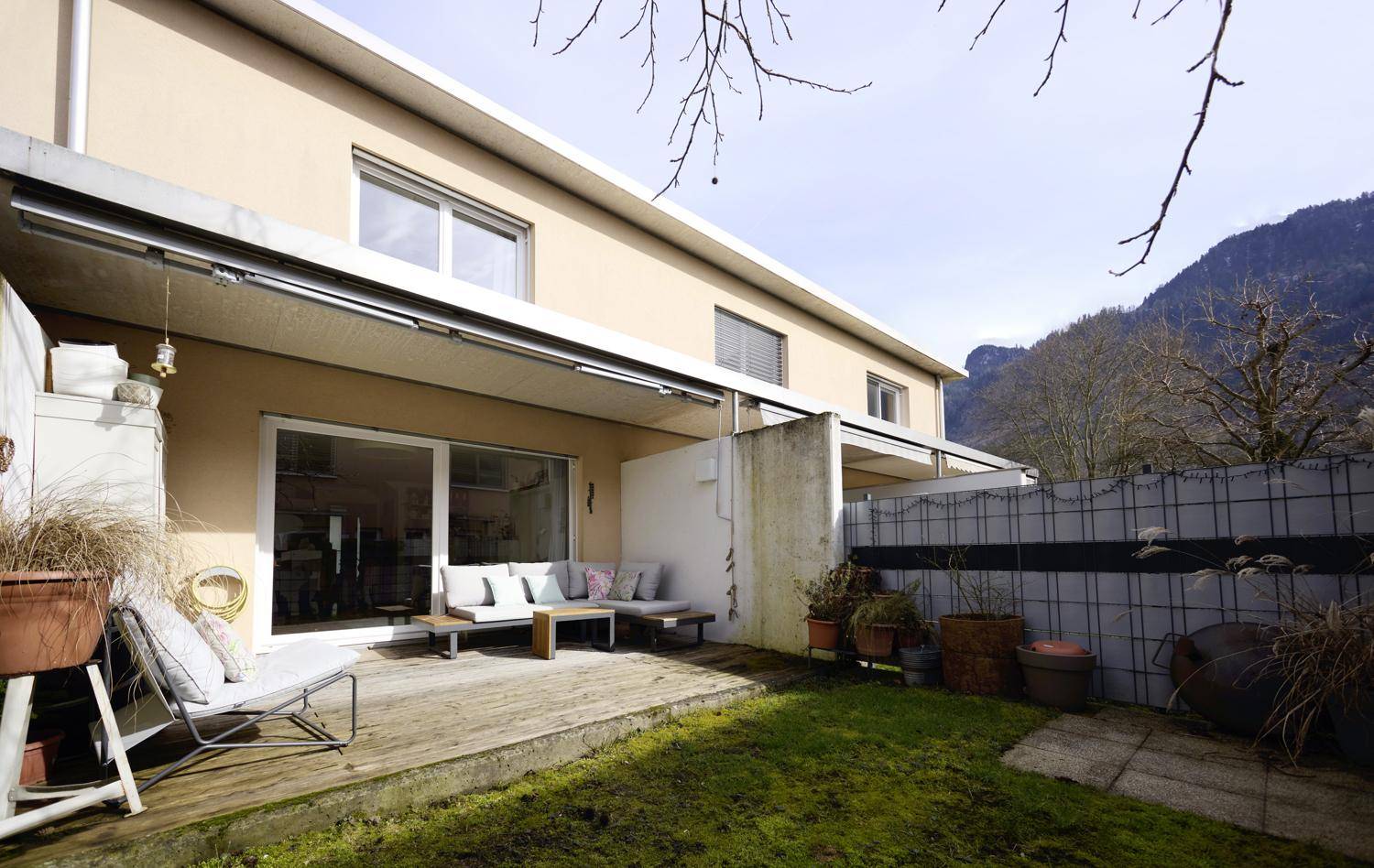 Große Terrasse mit Holzdeck, Garten und Blick auf die Umgebung.