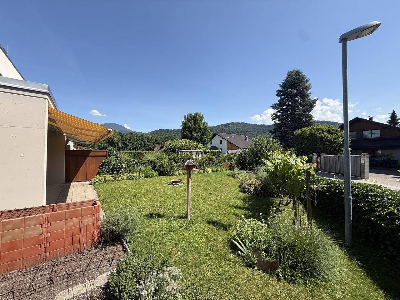 Der weitläufige Garten bietet einen schönen Blick auf die umliegende Landschaft und Berge.