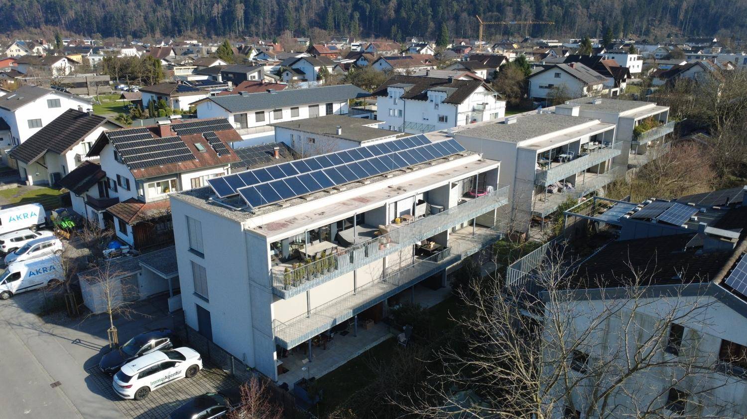 Übersicht des Wohnkomplexes mit Solarpaneelen auf dem Dach und Blick auf die Umgebung.