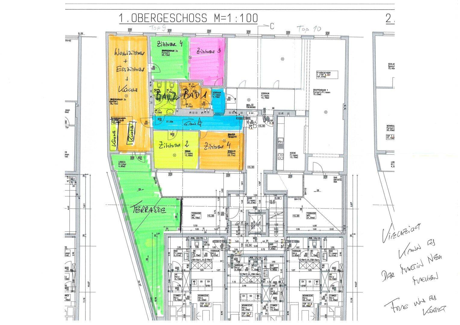 Grundriss des 1. Obergeschosses mit farblich markierten Räumen und großer Terrasse.