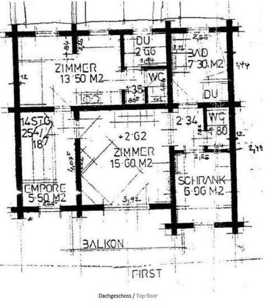 Grundriss des Dachgeschosses mit Zimmern, Bädern und Balkon.