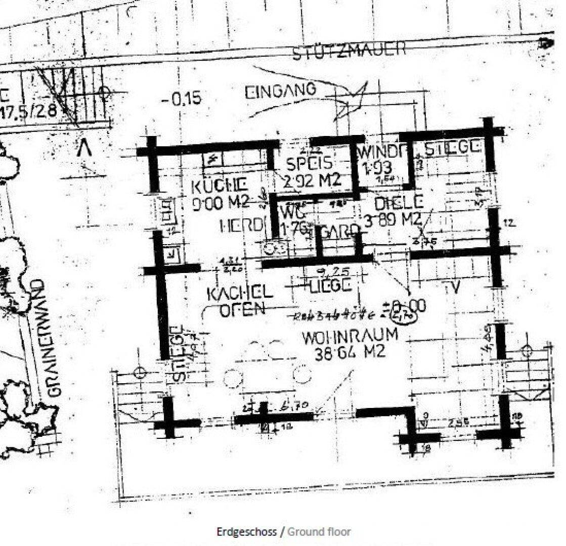 Grundriss des Erdgeschosses mit Küche, Wohnraum und Kachelofen.