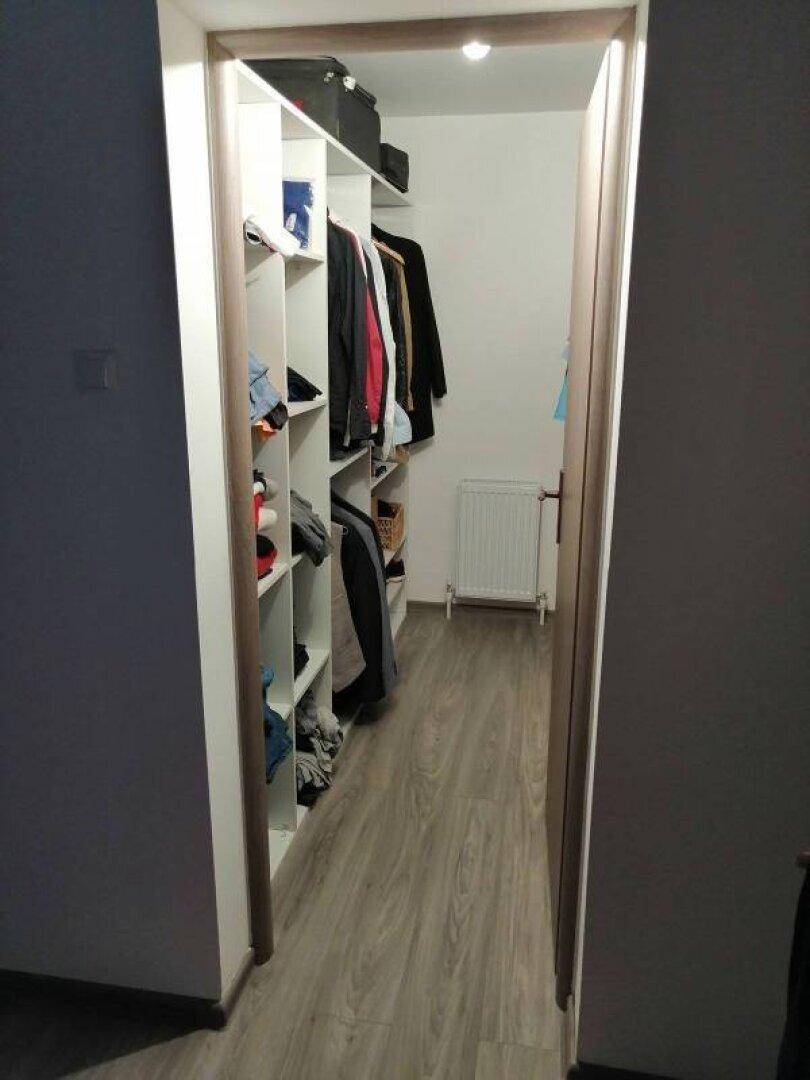 Begehbarer Kleiderschrank mit Regalen und Kleiderstangen für viel Stauraum.