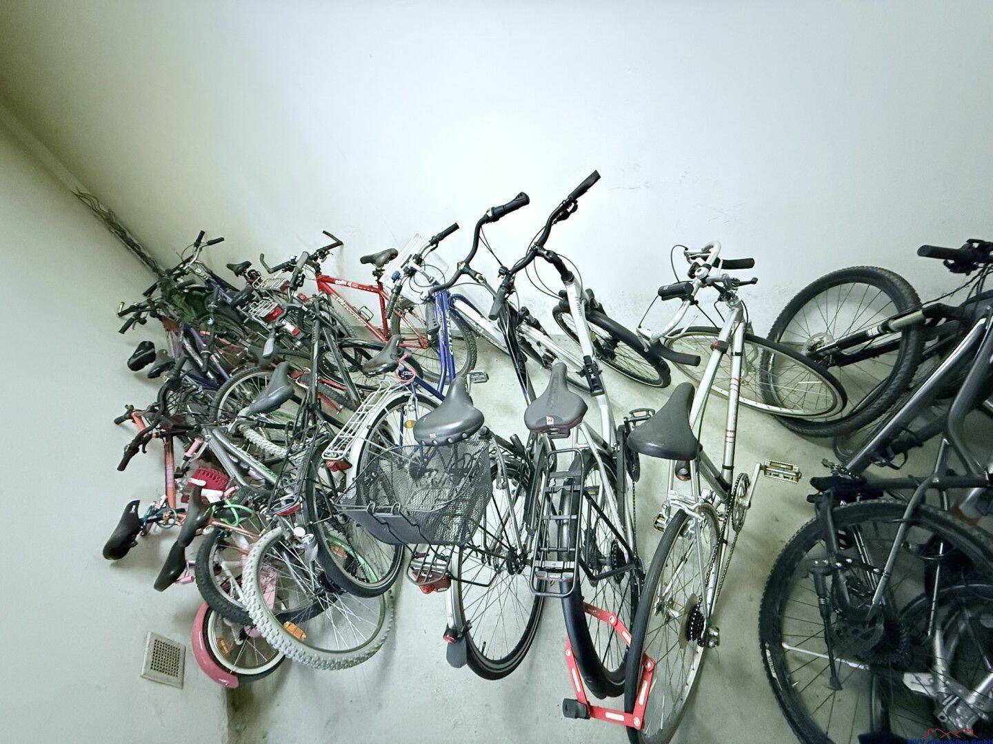 Fahrrad- und Kinderwagenabstellraum