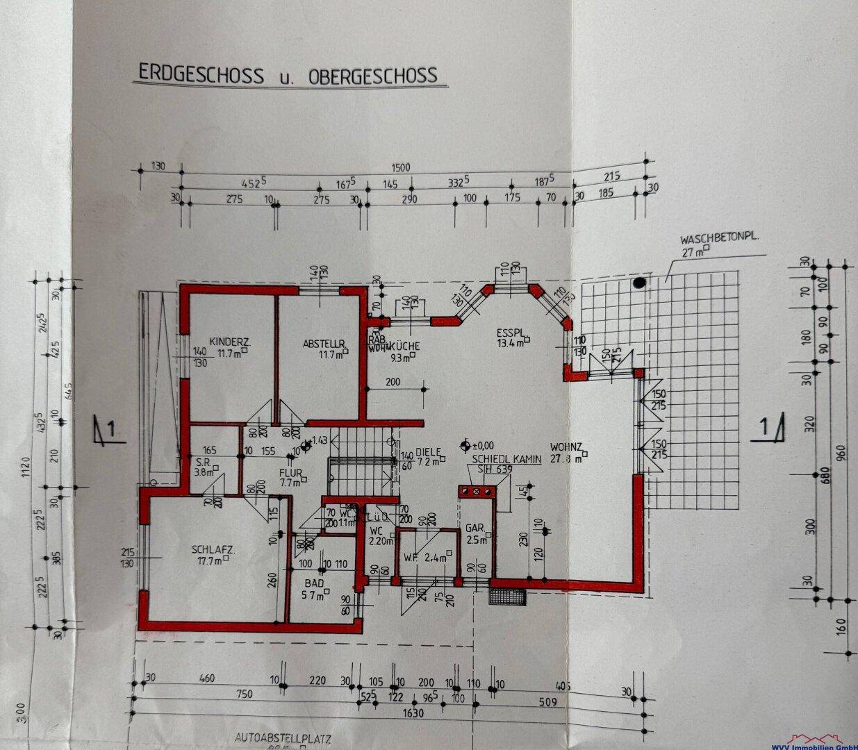 Grundriss des Erd- und Obergeschosses mit Raumaufteilung und Maßen.