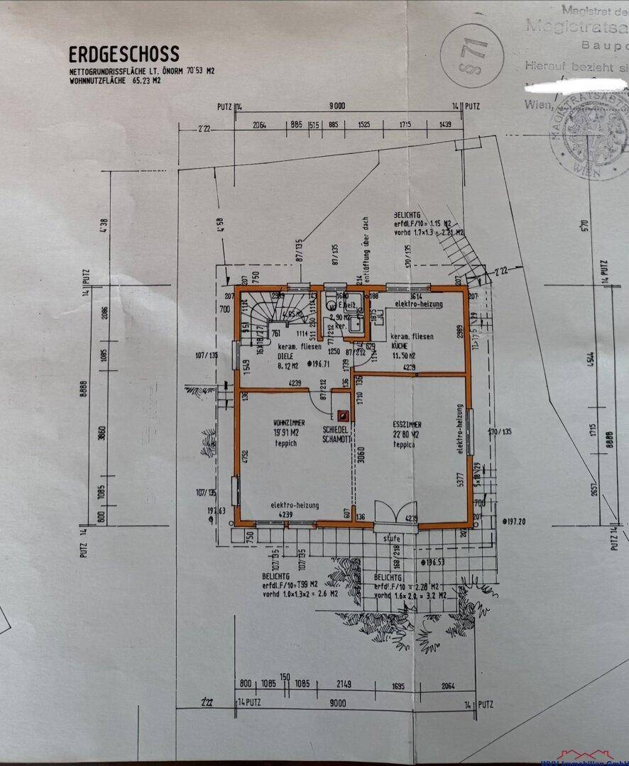 Grundriss des Erdgeschosses mit Wohnzimmer, Esszimmer und Treppenaufgang.