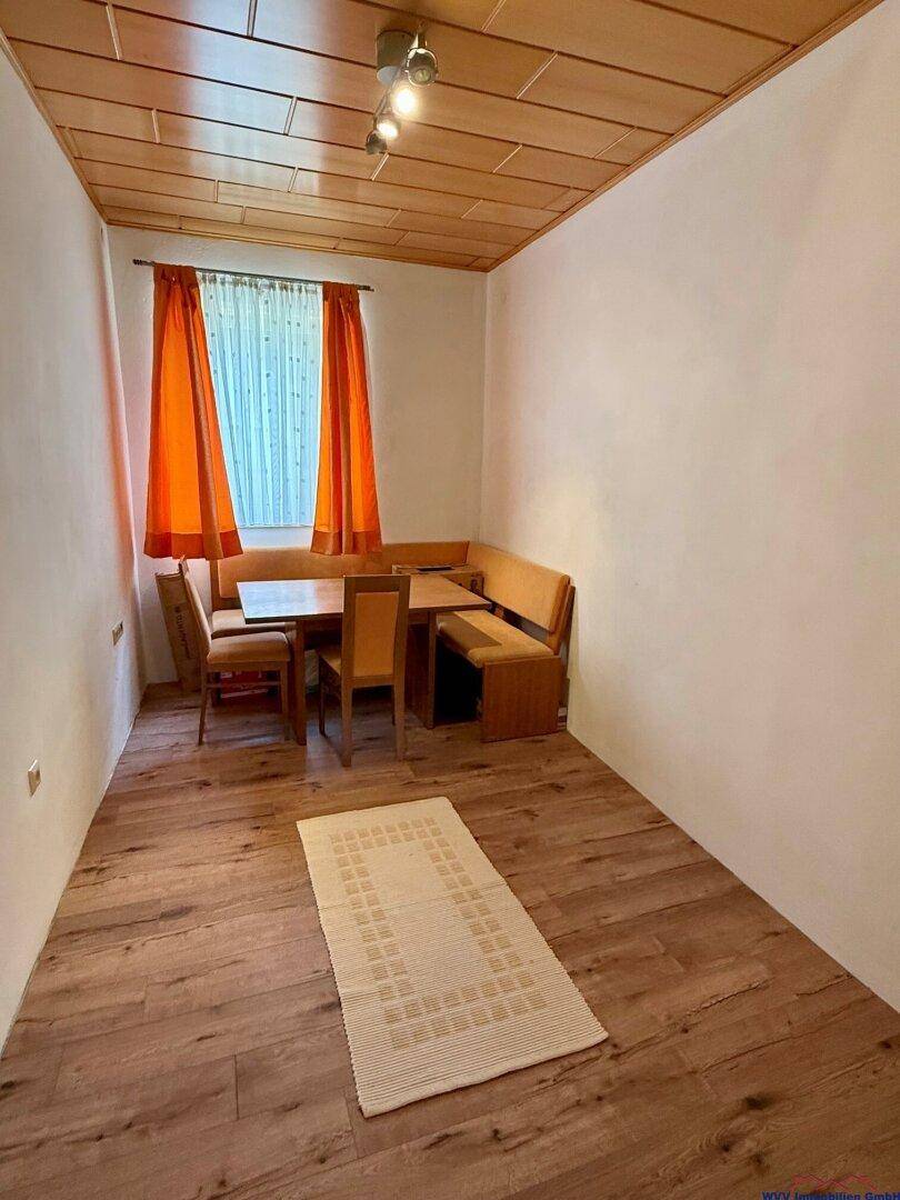 Separater Essbereich mit Holzboden, Eckbank und einem Esstisch für mehrere Personen.