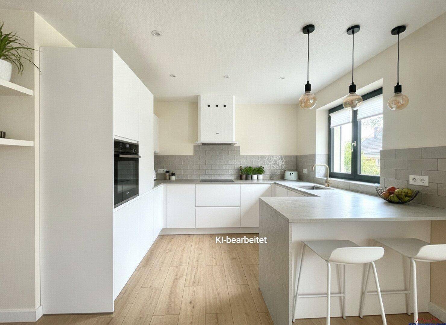 Moderne weiße Küche mit Holzboden, Kücheninsel und integrierten Geräten für Komfort.