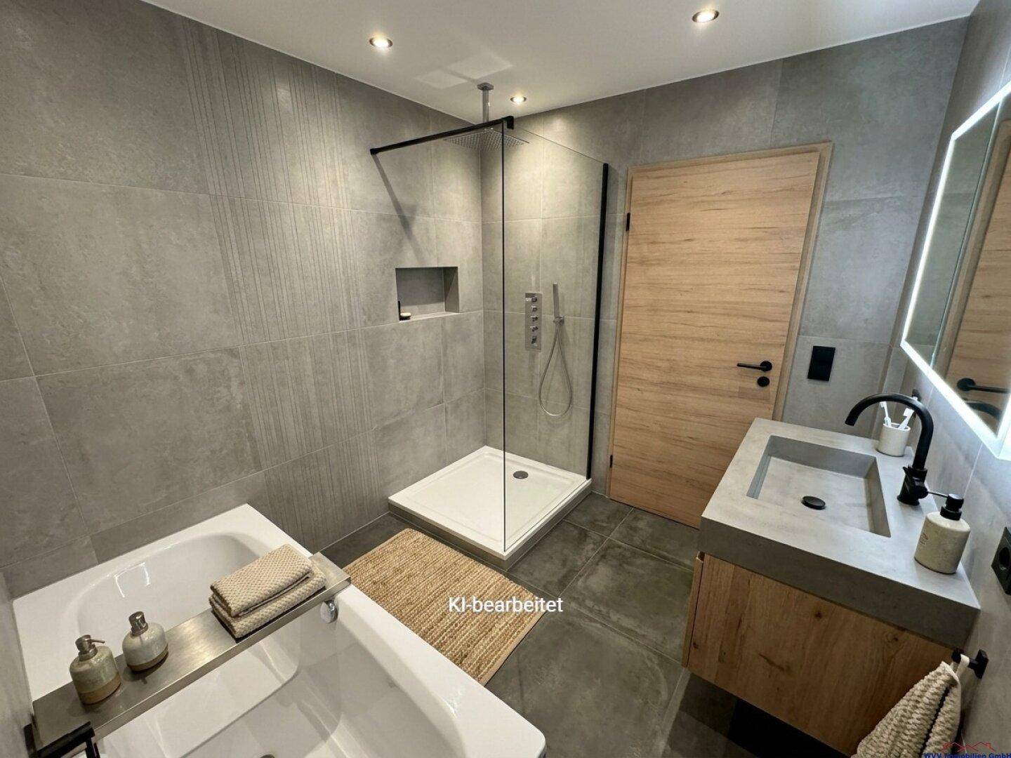 Modernes Badezimmer mit großer begehbarer Dusche, Badewanne und stilvollem Waschtisch.