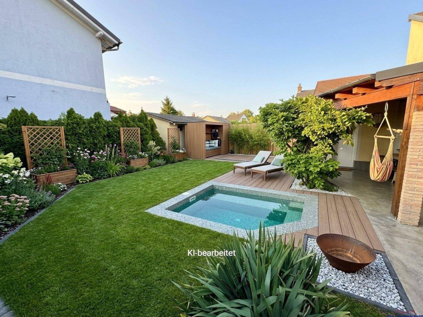 Gepflegter Garten mit kleinem Pool, Holzdeck, Rasenfläche und üppiger Bepflanzung.