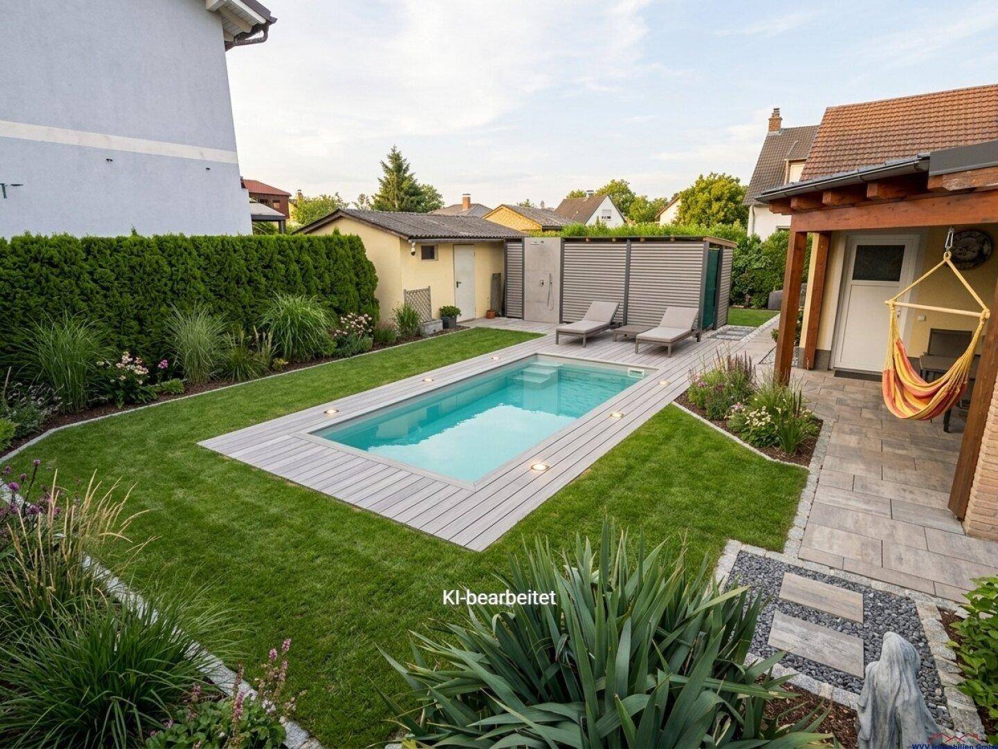 Großer Garten mit rechteckigem Swimmingpool, Holzdeck, Rasen und Liegestühlen.