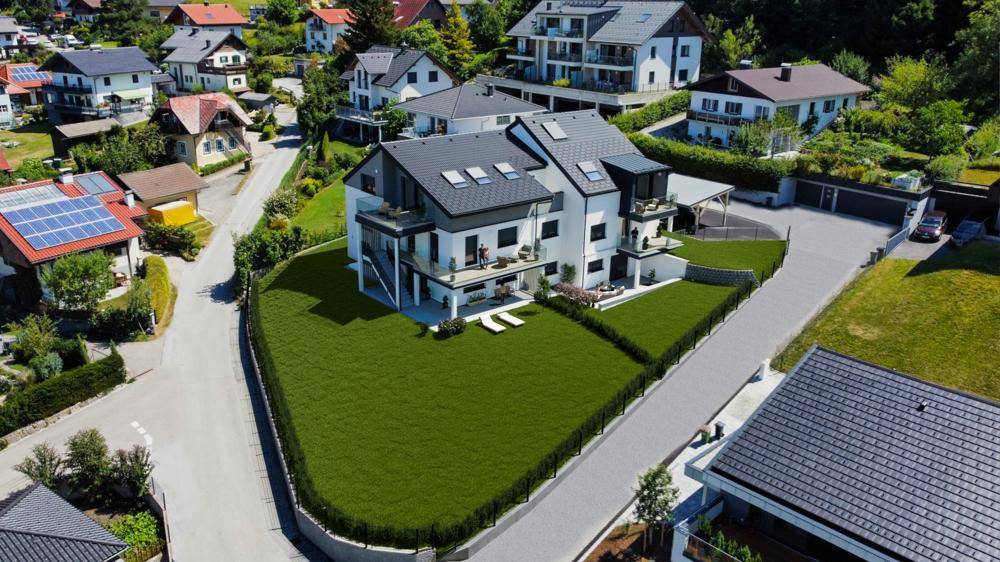 Luftaufnahme der modernen Wohnanlage in einer Wohnsiedlung mit viel Grün und guter Infrastruktur.
