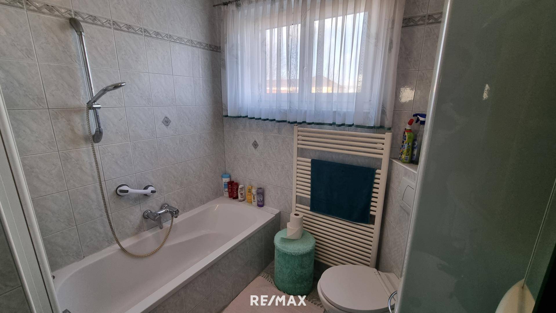 Badezimmer mit Badewanne