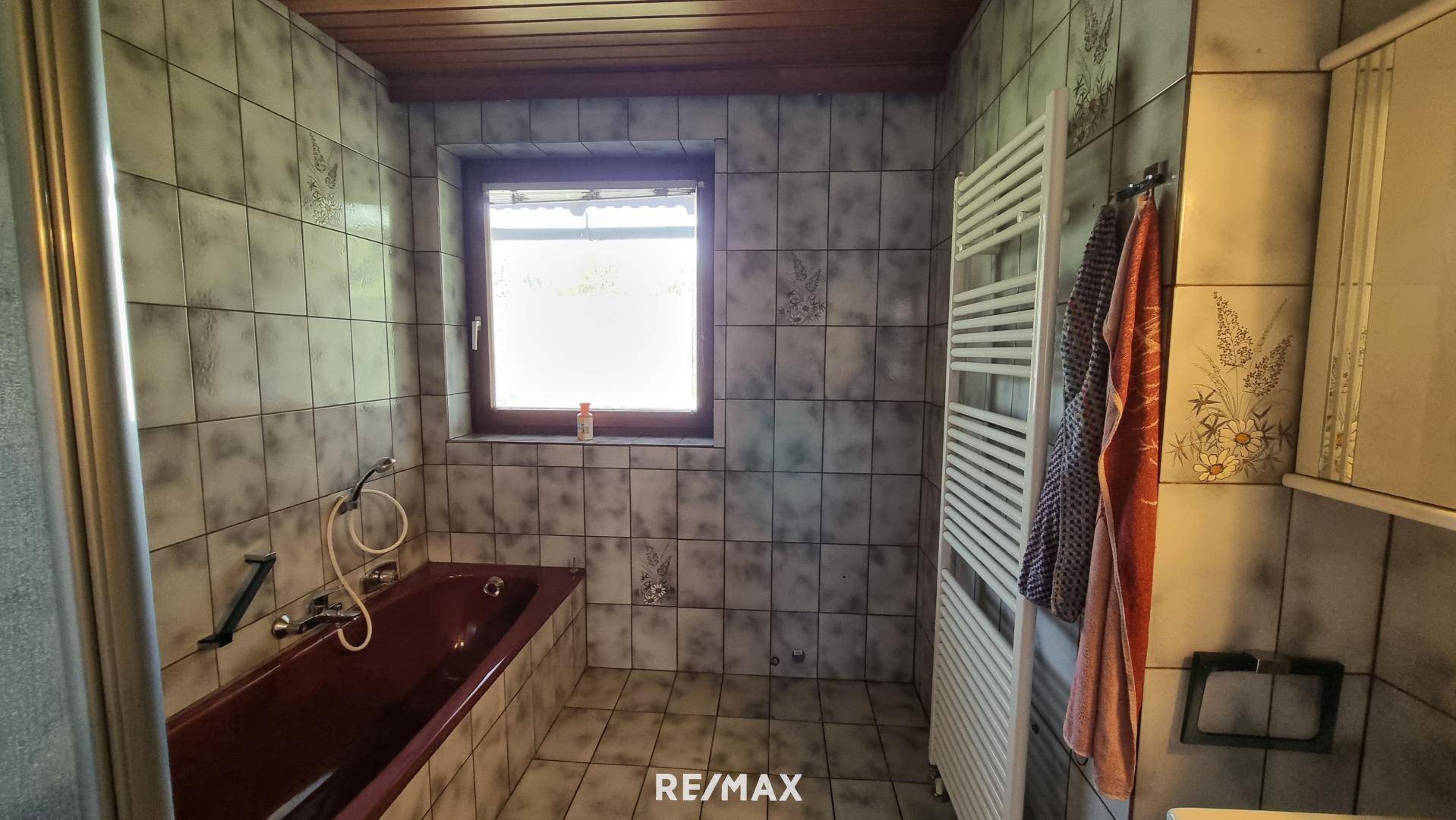 OG Badezimmer mit Wanne