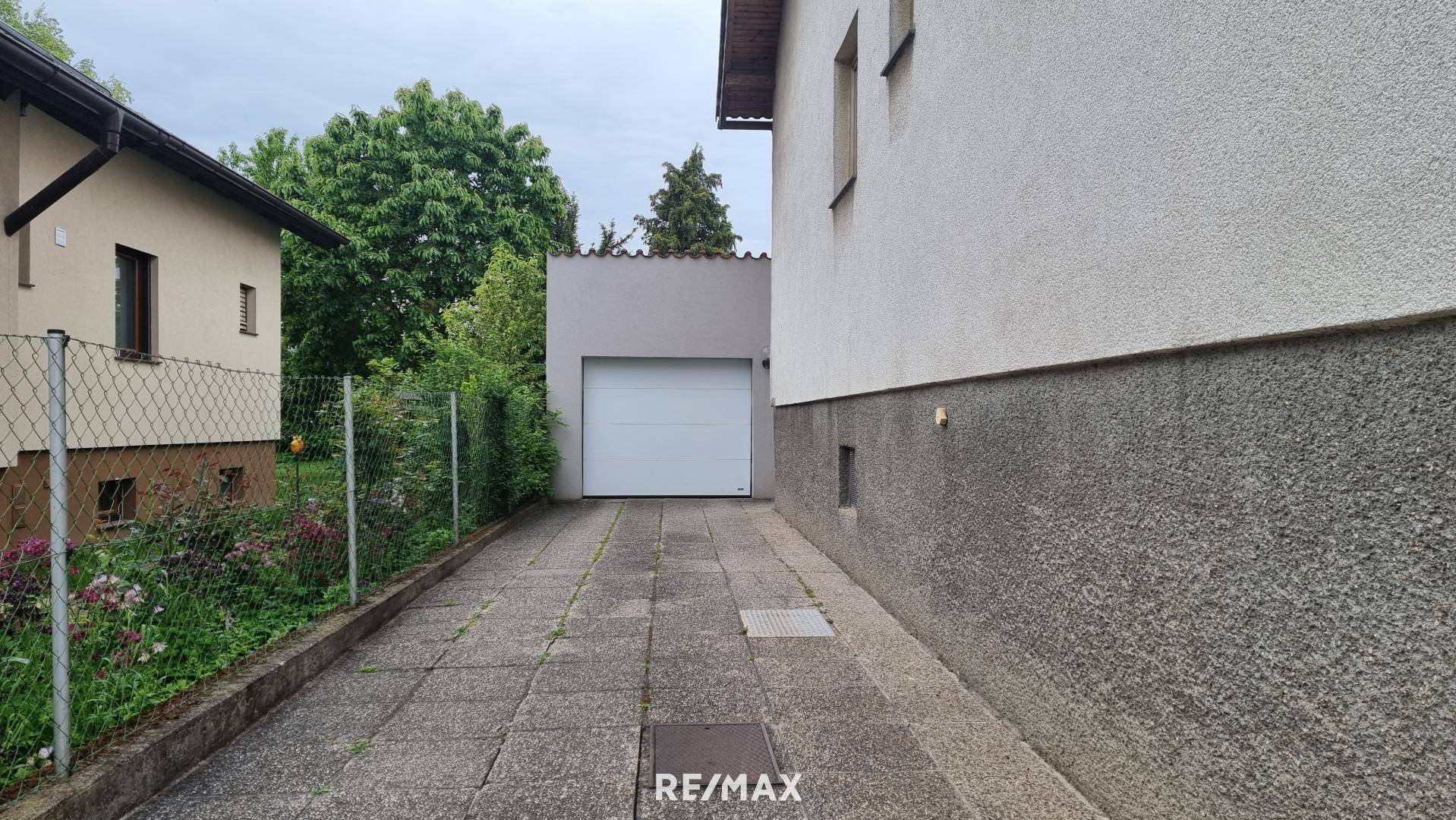 Einfahrt zur Garage