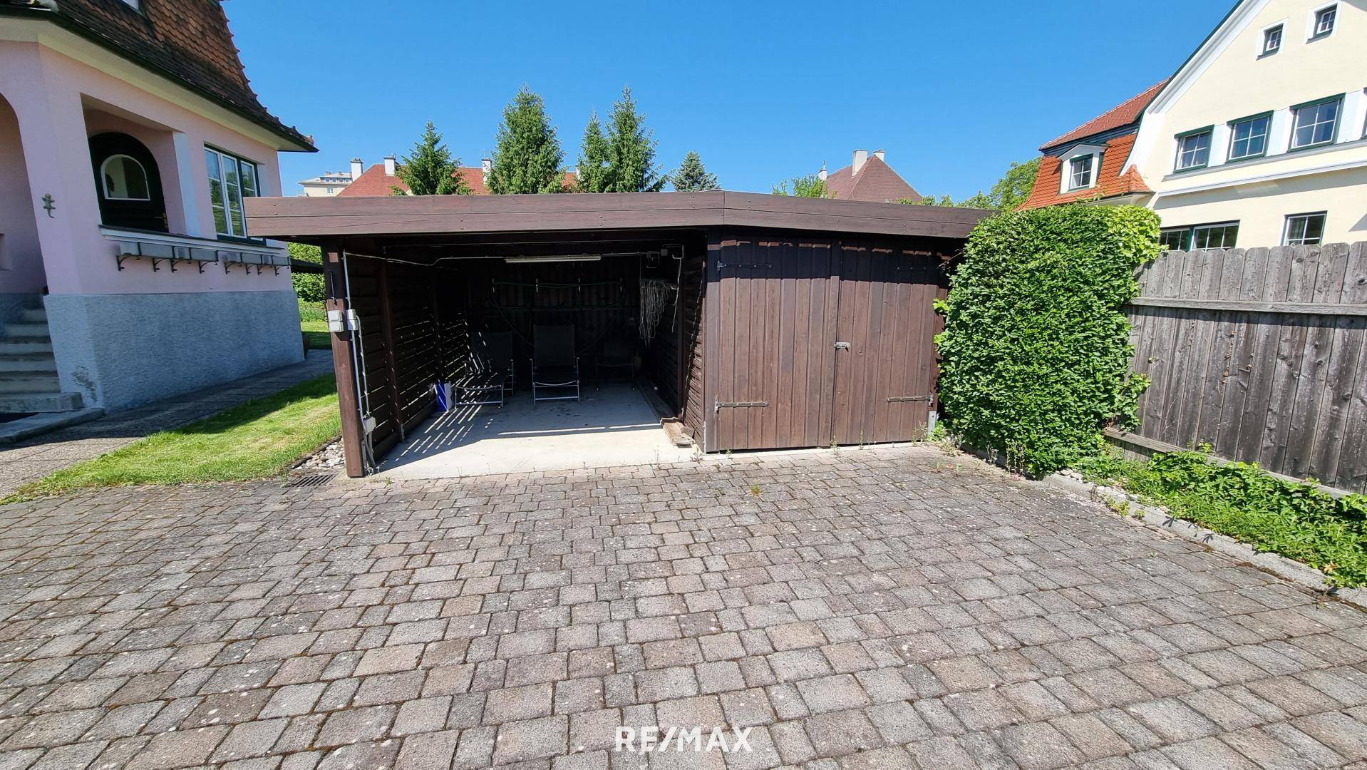 Carport mit Schuppen