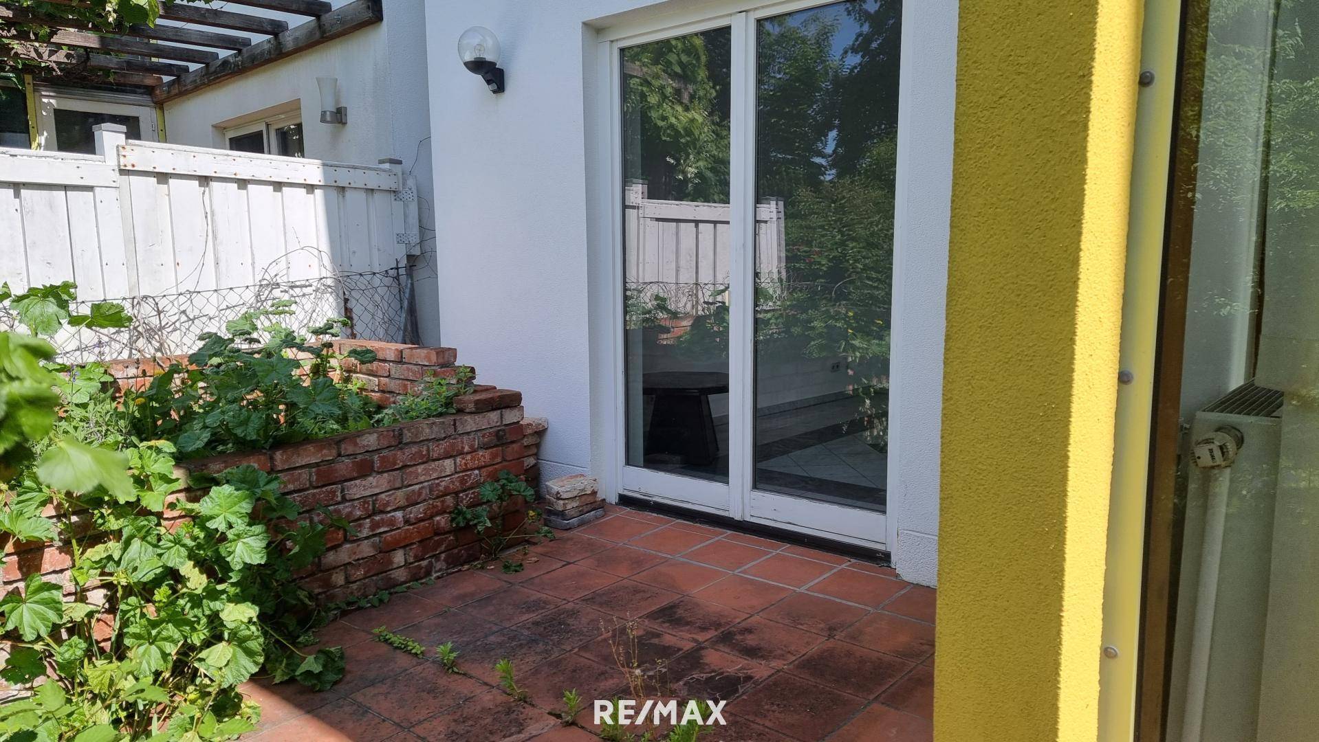 Terrasse mit Hochbeet