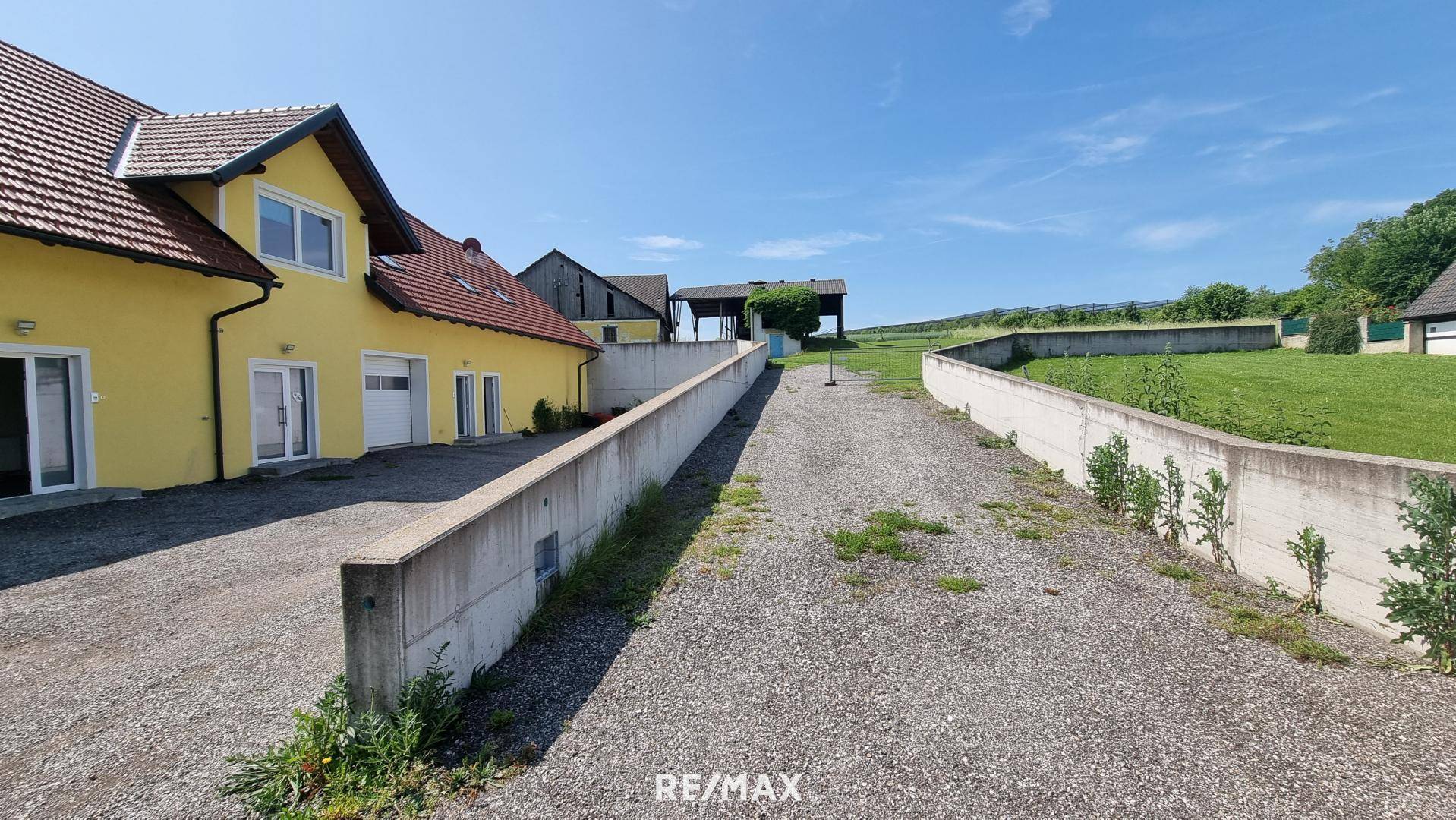 Zufahrt zu Nebengebäude 2