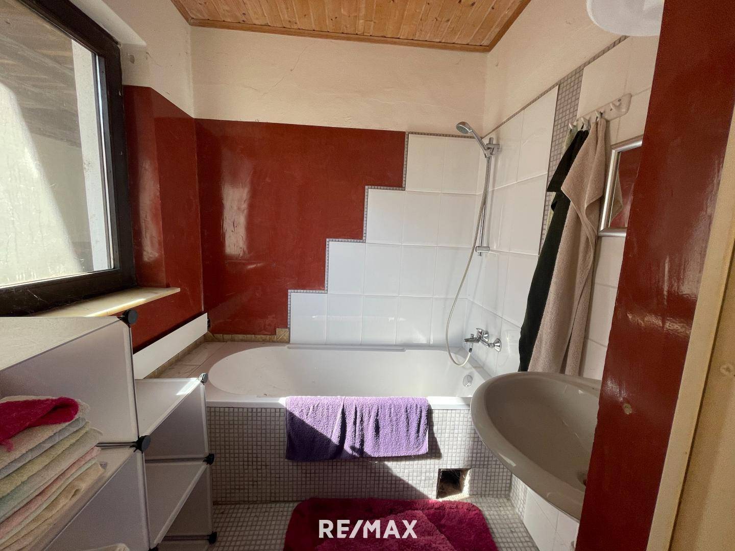 Altbestand-Badezimmer