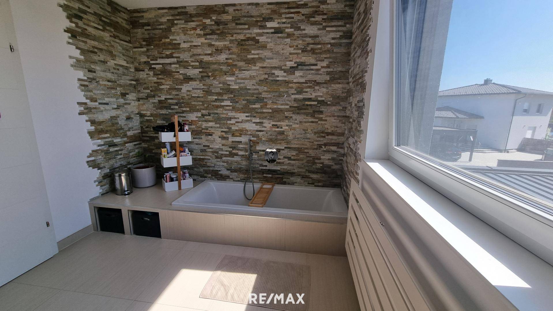 OG Bad mit Wanne und Dusche