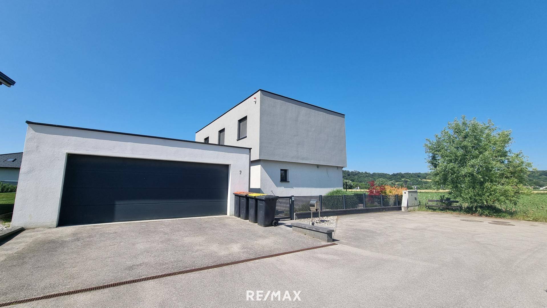 Zufahrt mit Doppelgarage
