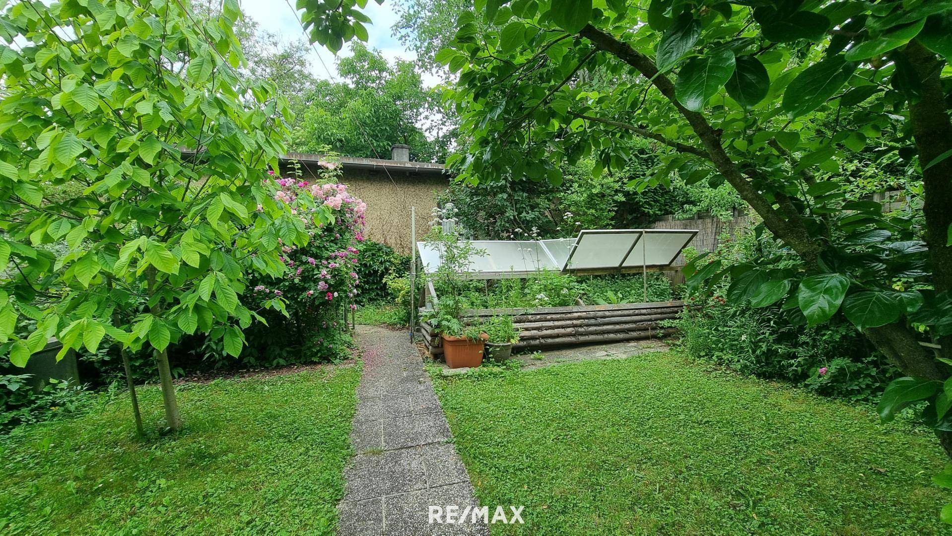 Garten mit Hochbeet
