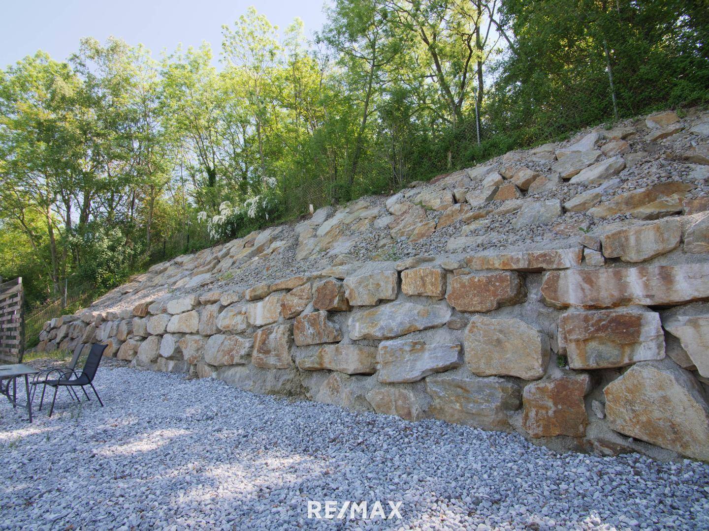 27.) Steinmauer