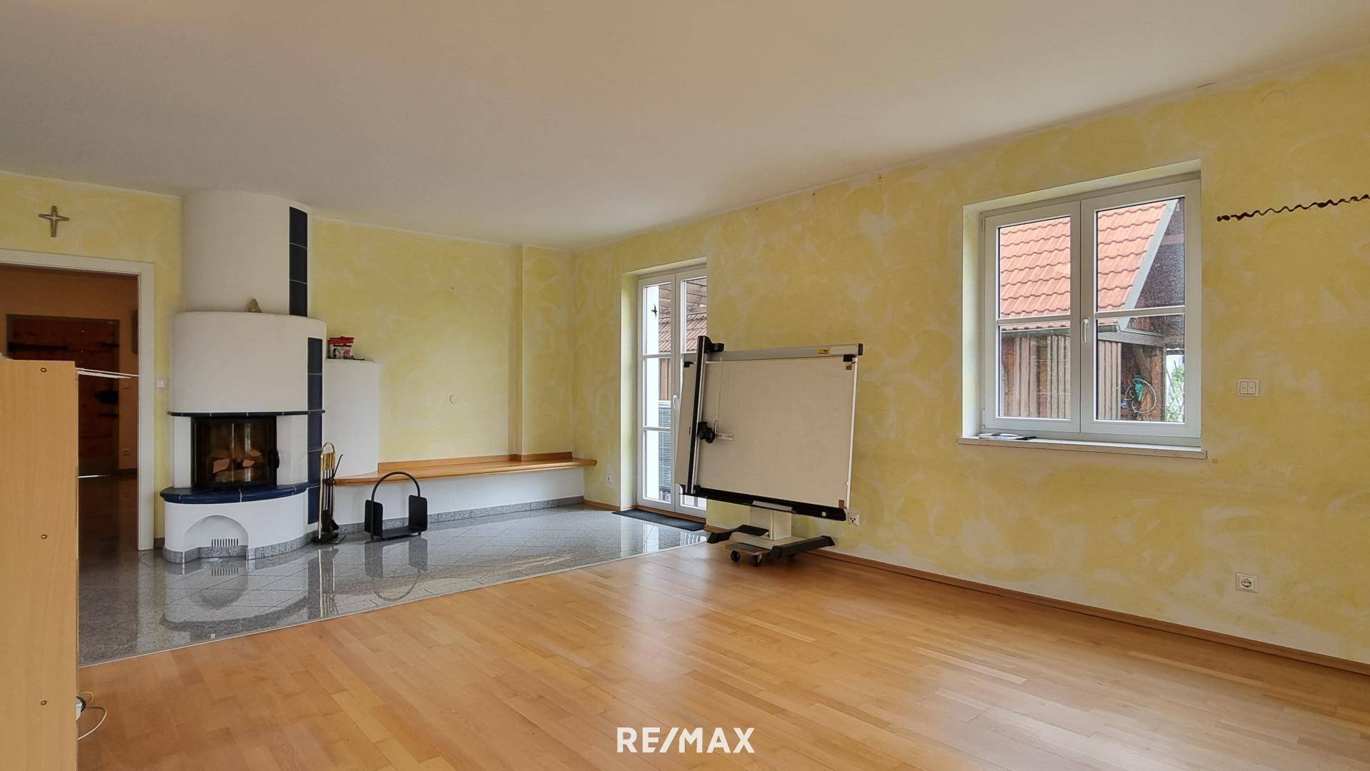 Wohn-Esszimmer mit Kamin