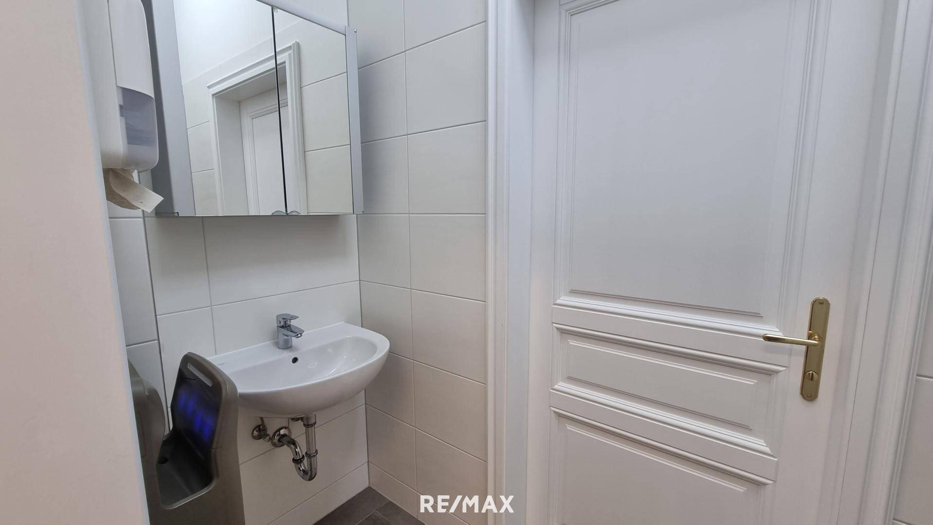 Waschraum mit Dusche
