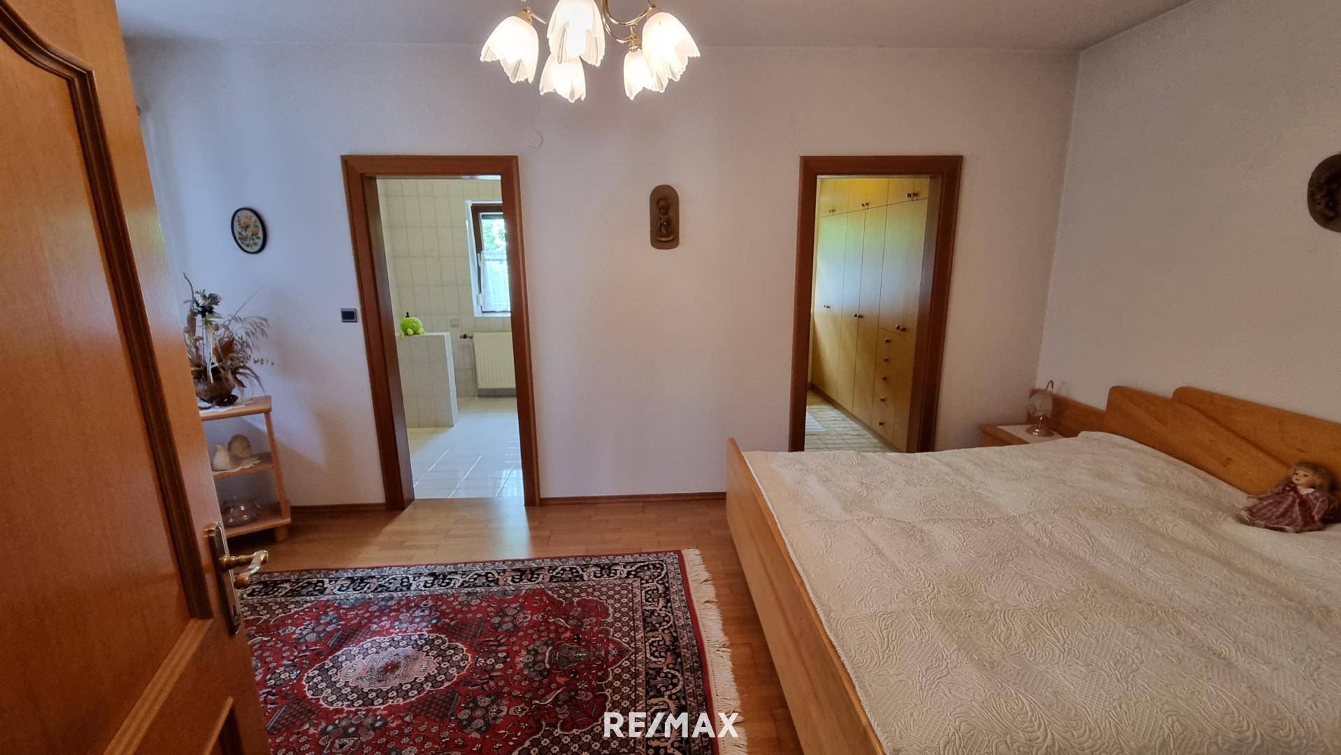 Schlafzimmer mit Zugang zum Bad und zur Ankleide