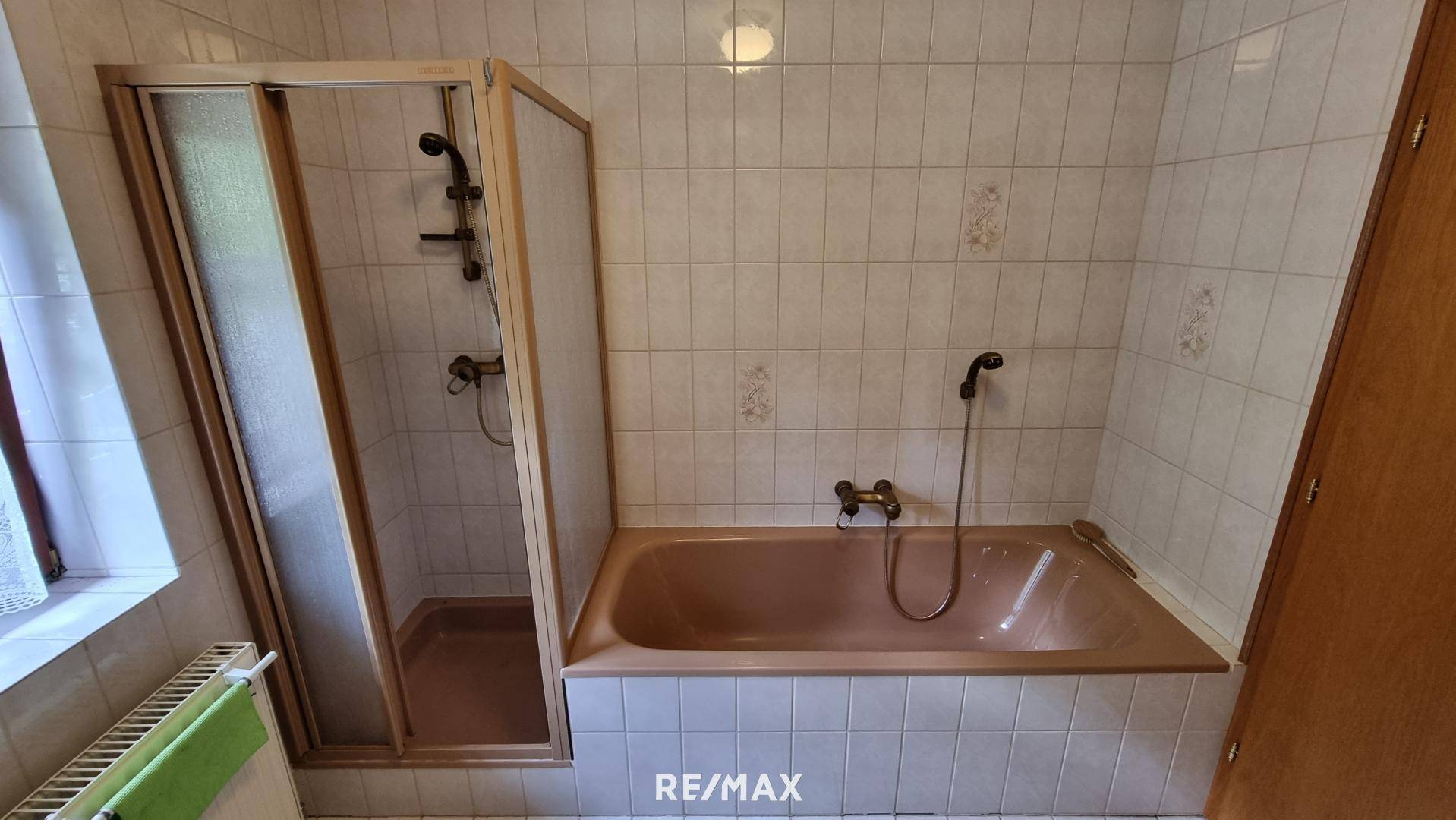 Badezimmer mit Dusche und Wanne