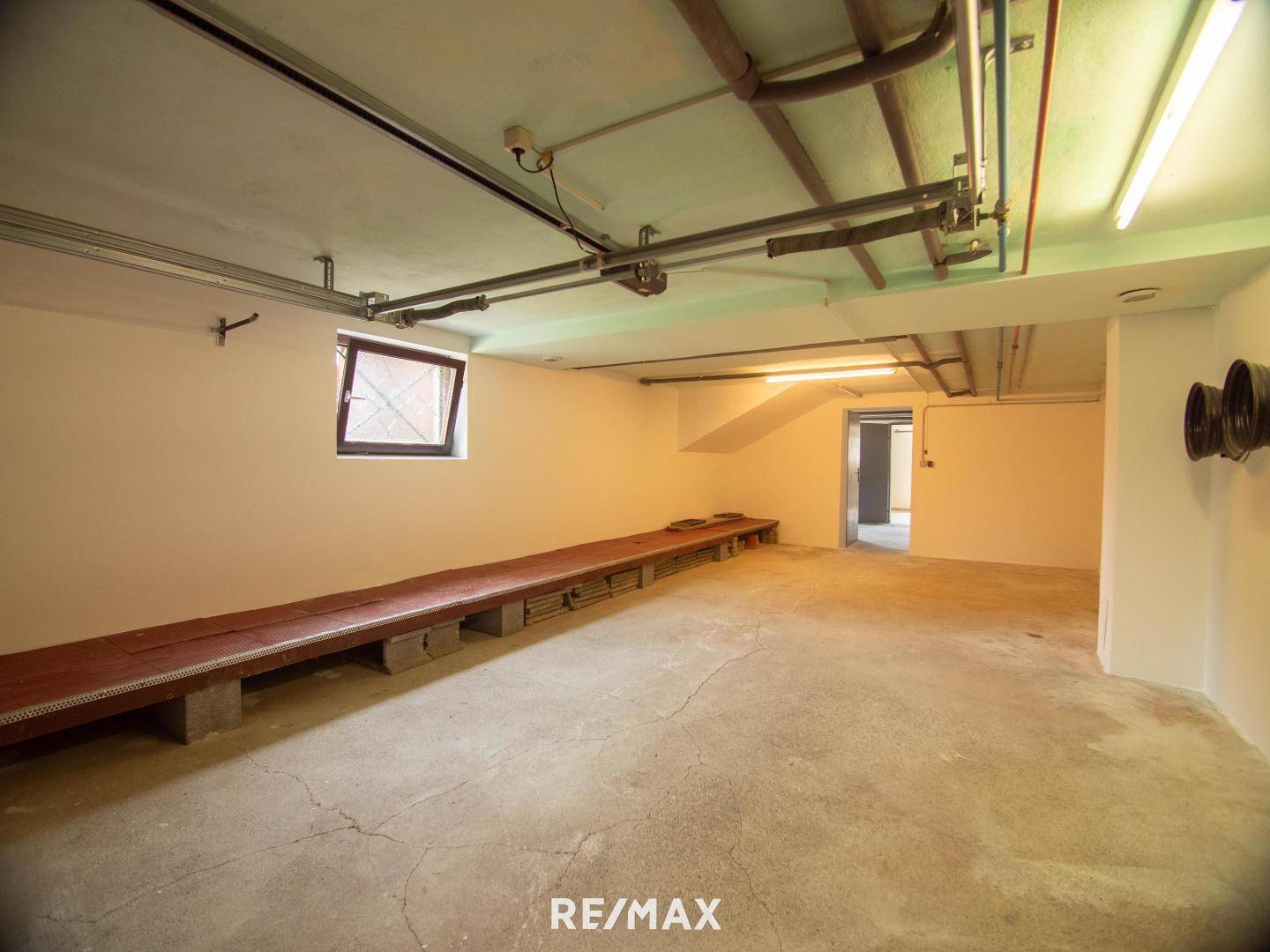 17.) Garage KG