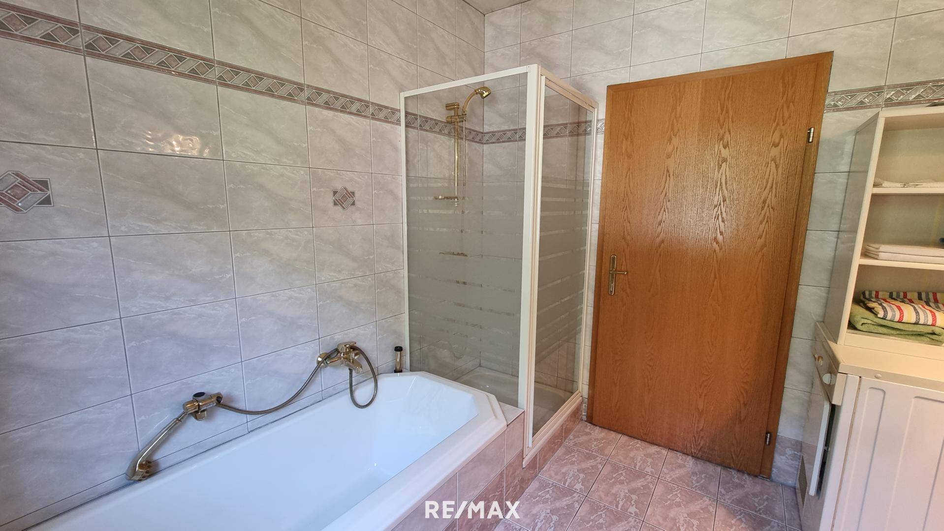 EG Bad mit Dusche und Wanne