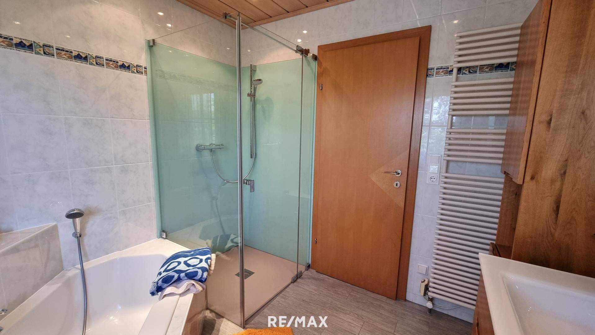 EG Badezimmer mit Wanne und Dusche
