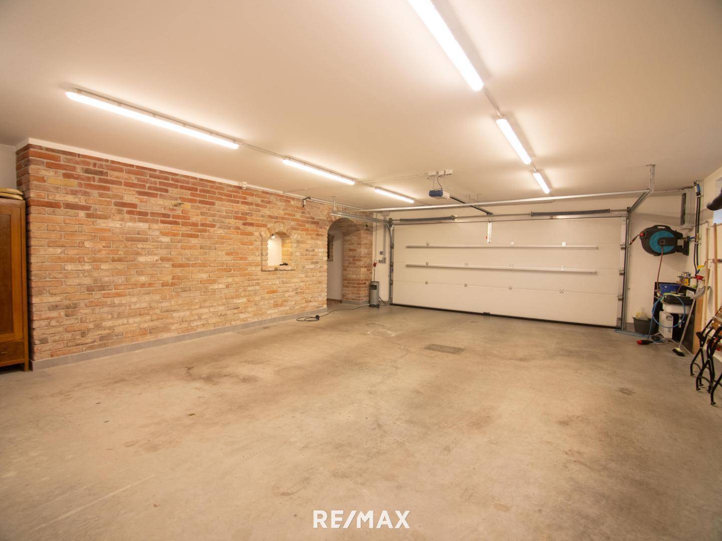 23.) Garage KG