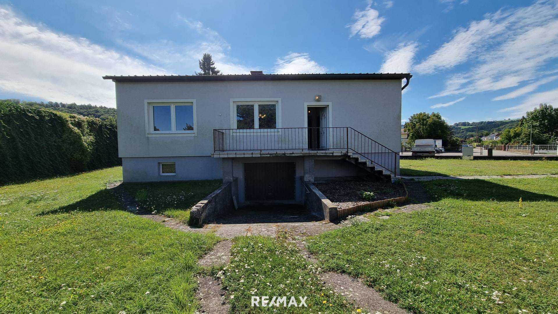 Eingang und Zufahrt Garage