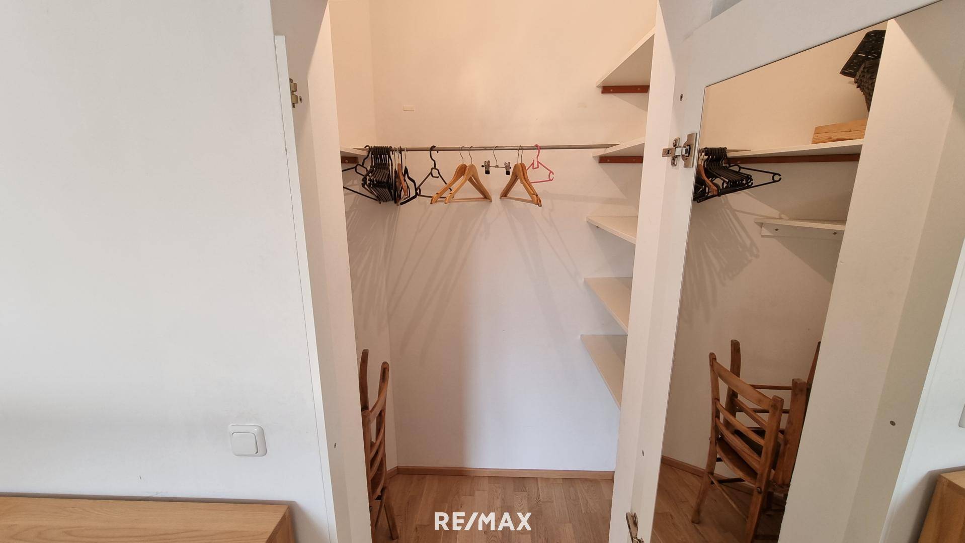 Begehbarer Kleiderschrank im Schlafzimmer