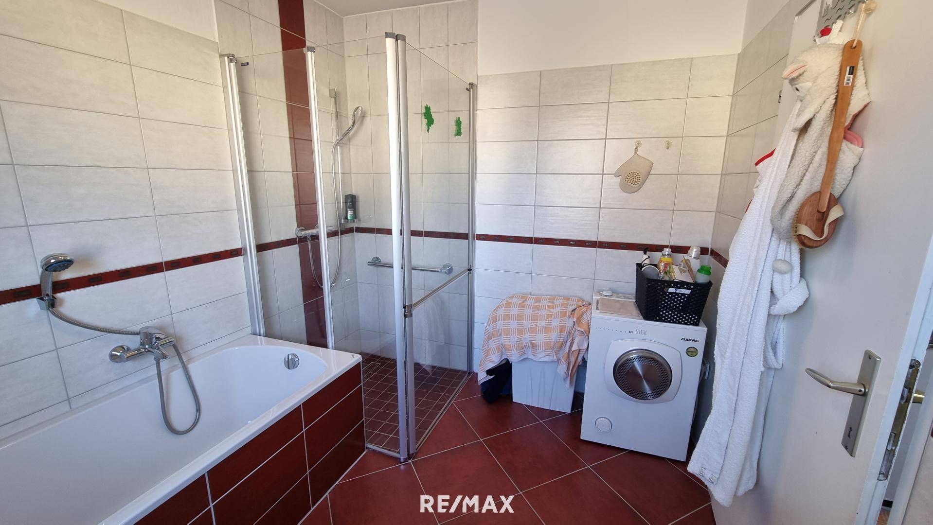 Badezimmer mit Waschmaschinenanschluss