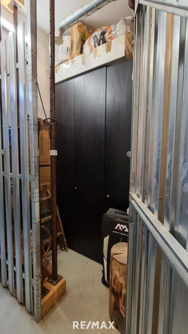 Abstellraum im Keller mit Regalen und Schränken, bietet zusätzlichen Stauraum.