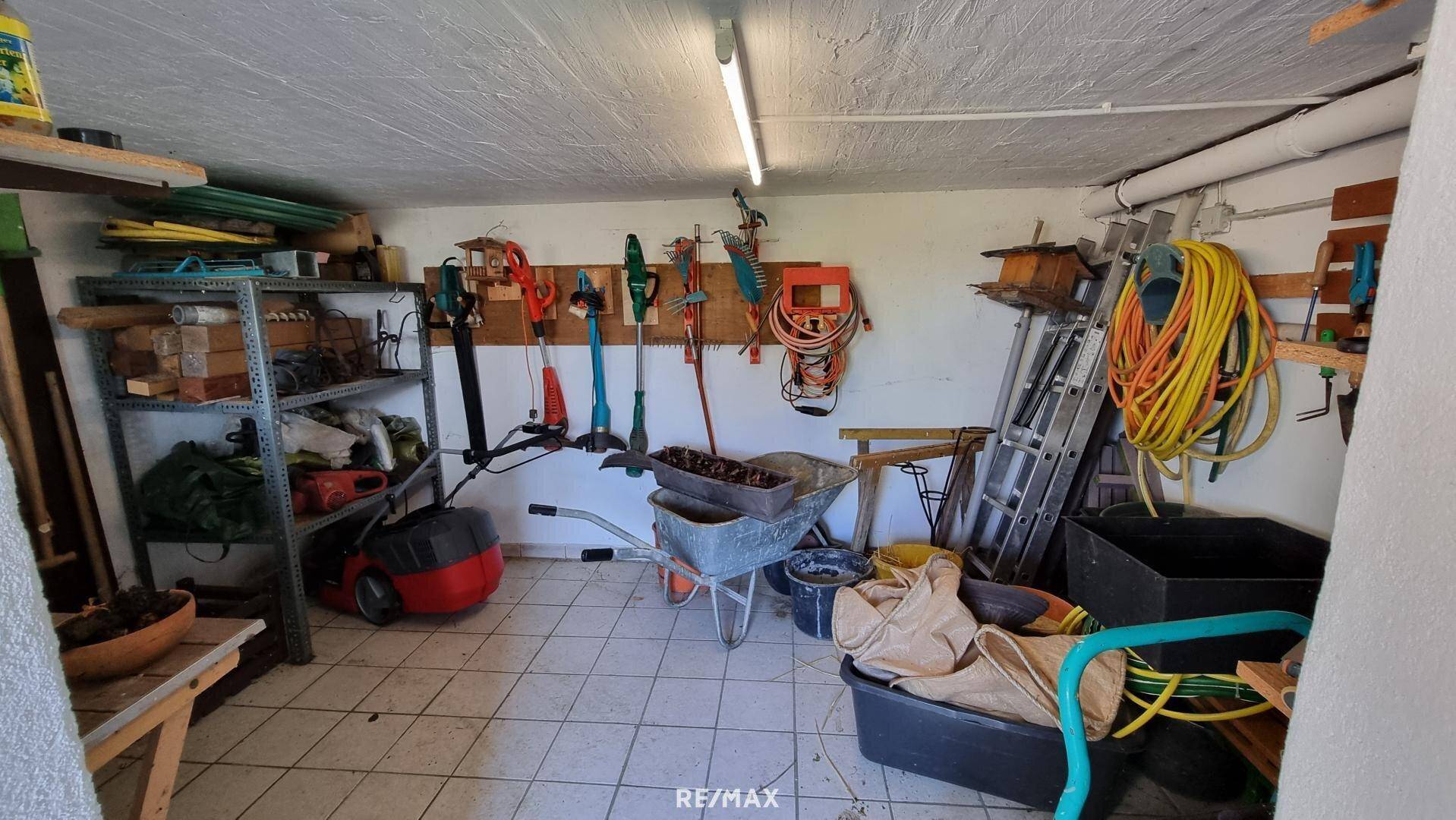 Abstellraum für Gartengeräte und Werkzeuge mit Regalen.