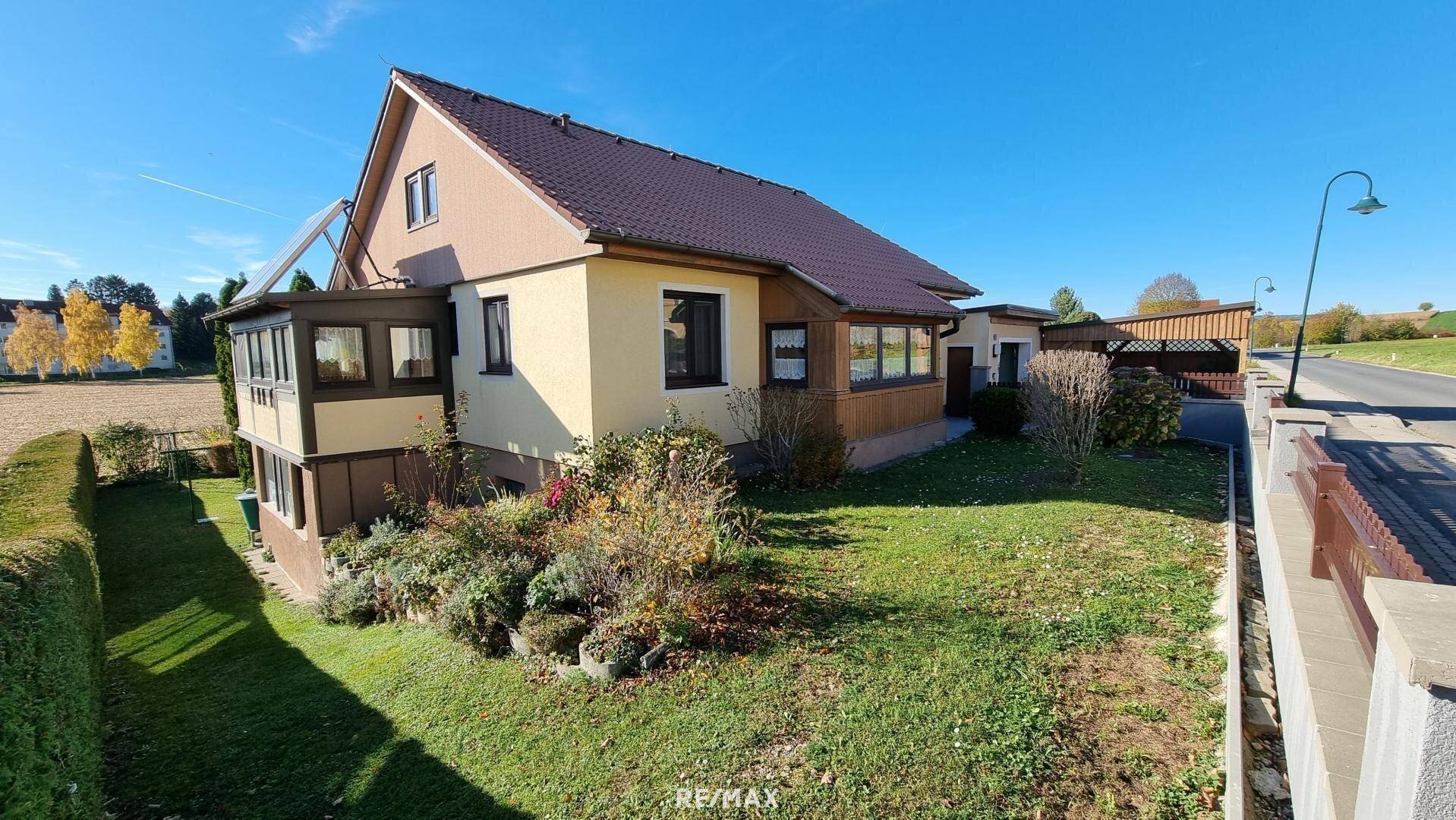 Einfamilienhaus mit gepflegtem Vorgarten und sonniger Lage am Feldrand.