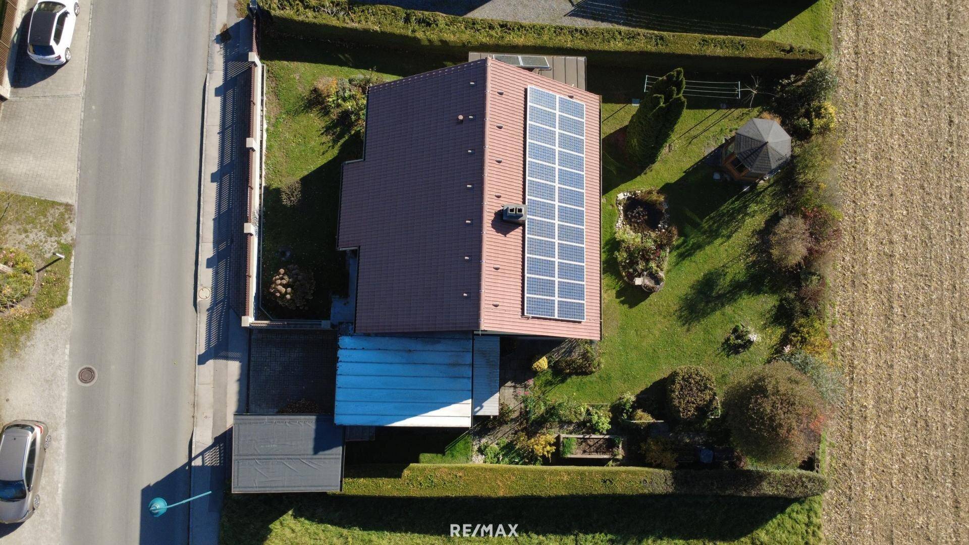 Grundriss des Erdgeschosses mit Wohnbereich, Schlafzimmer und Garage.