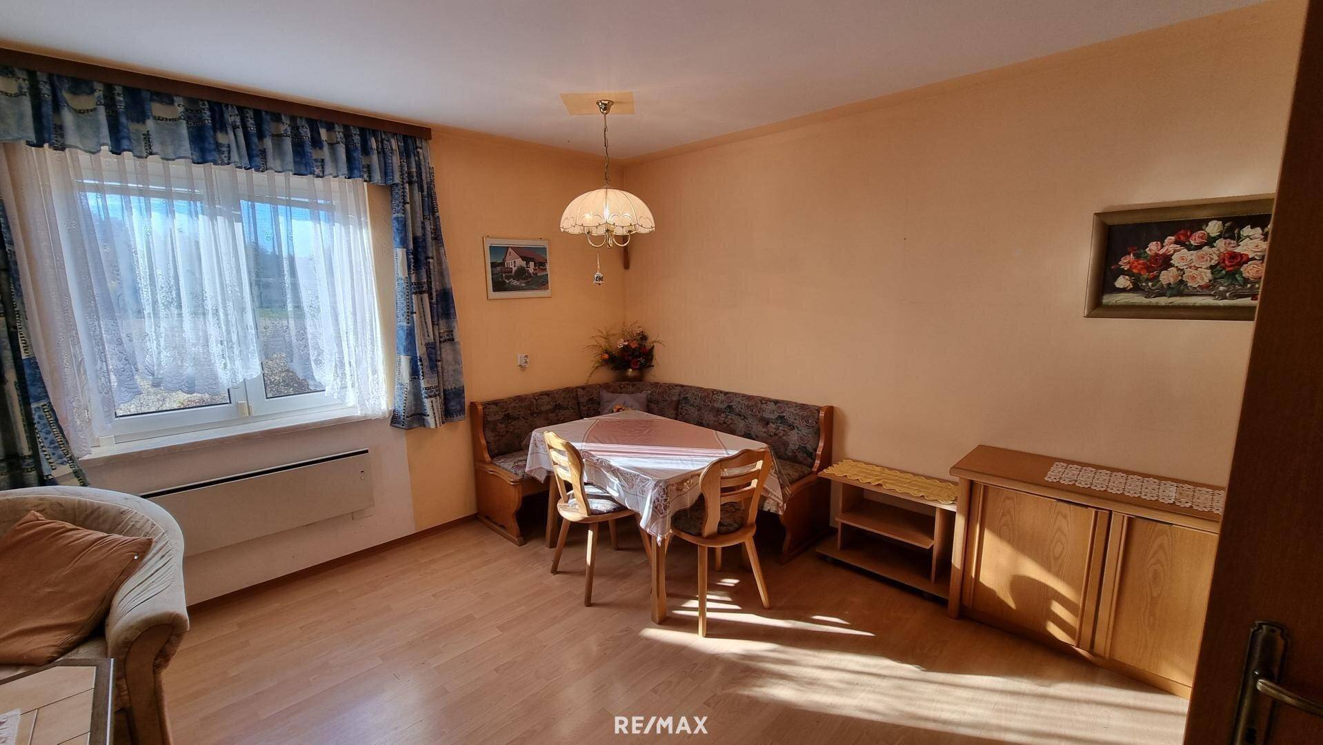 Heller Essbereich mit Eckbank, Holztisch und Blick in den Garten.