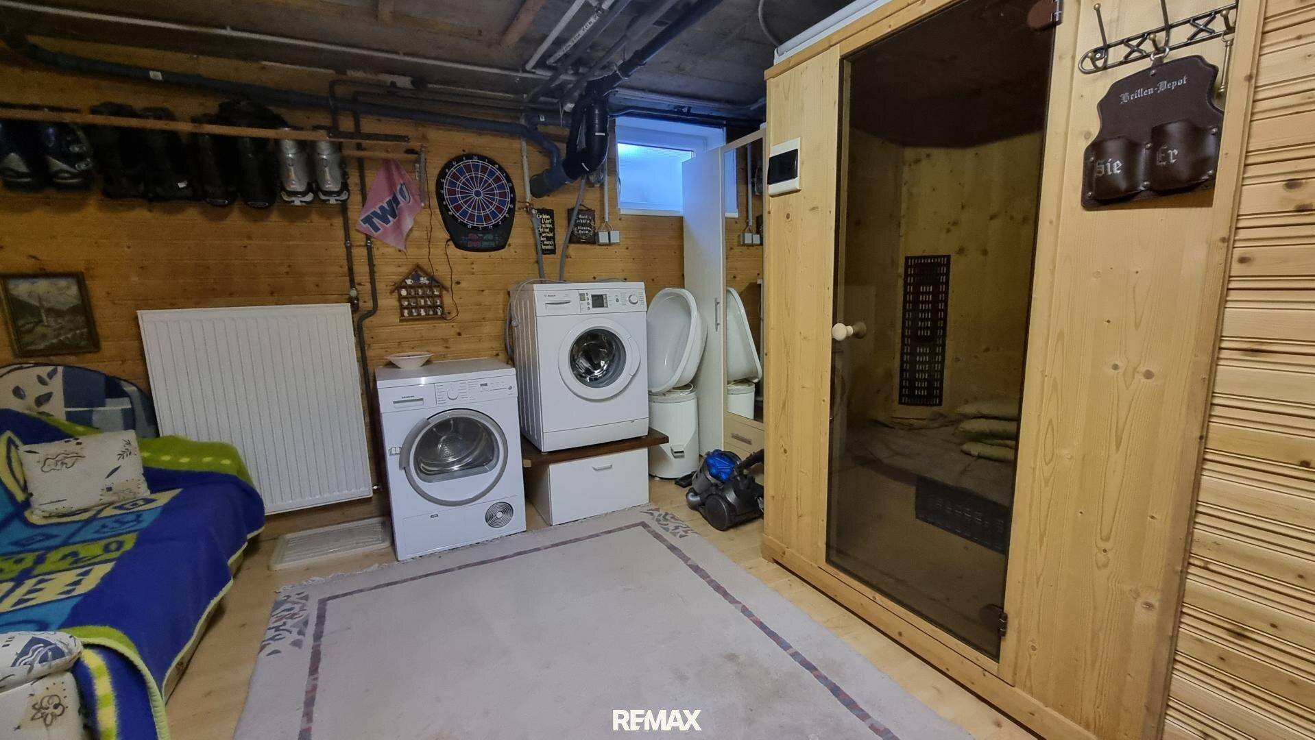 Kellerraum mit Sauna, Waschmaschinen und Trockner, ideal für Wellness und Wäsche.
