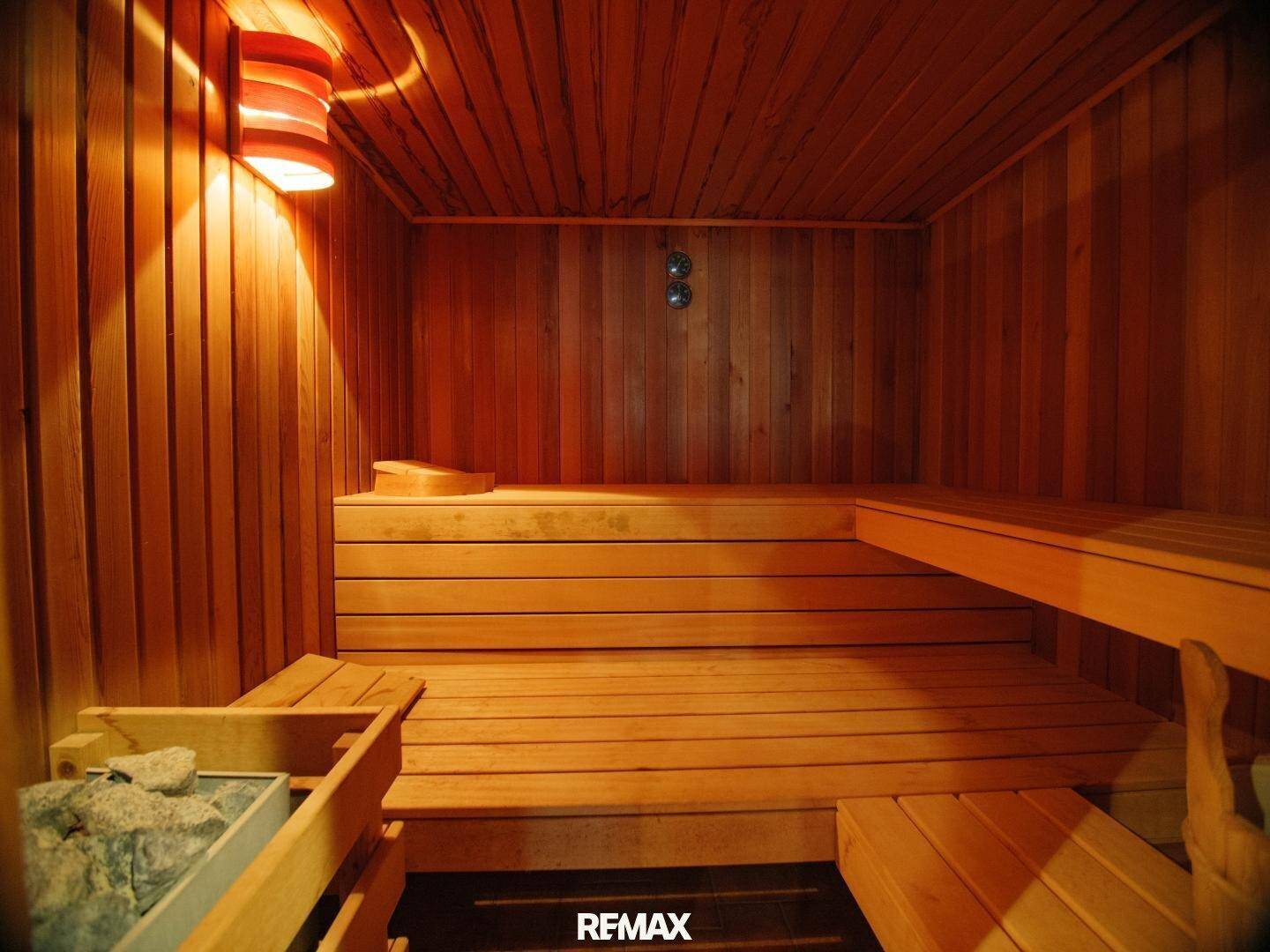 Innenansicht einer traditionellen Sauna mit Holzverkleidung und mehrstufigen Sitzbänken.
