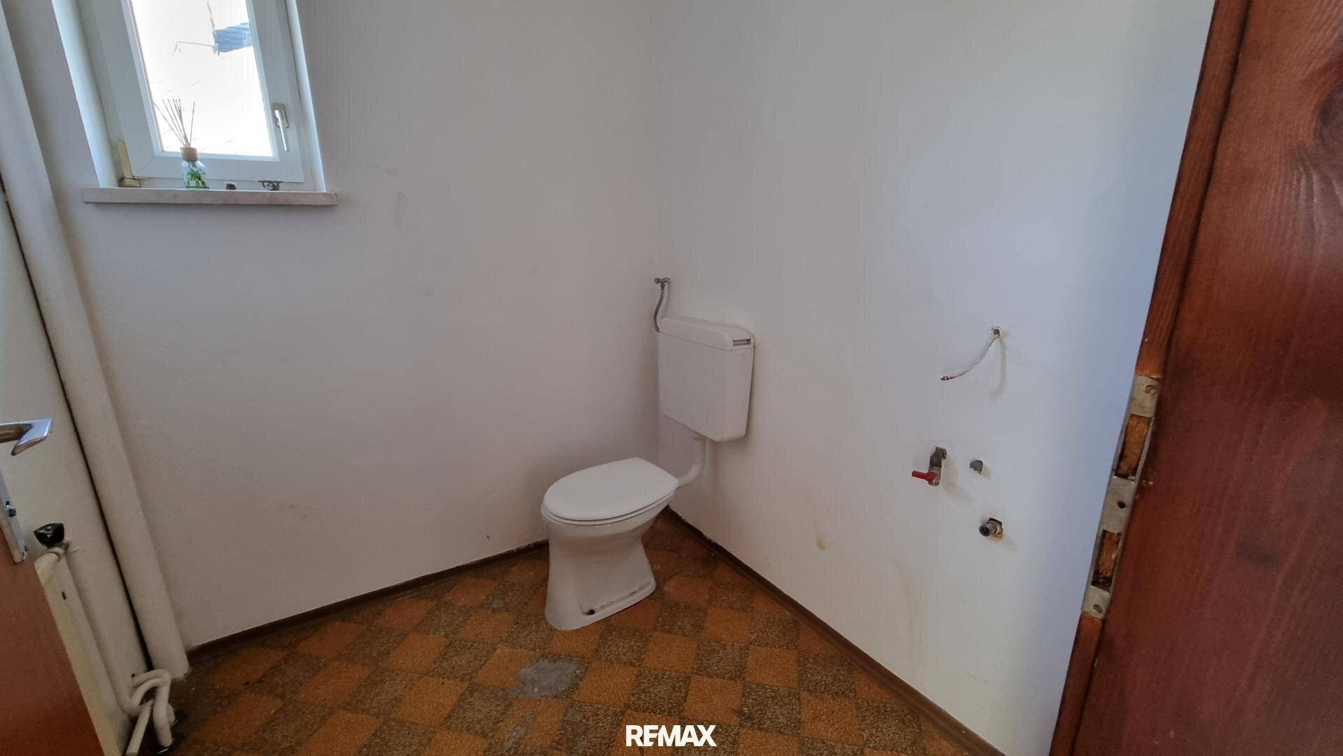 Separate Toilette mit Fenster und einfacher Ausstattung, in gutem Zustand.