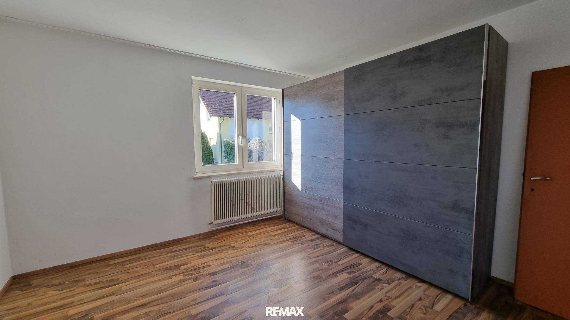 Helles Schlafzimmer mit modernem Einbauschrank und Laminatboden, gut gepflegt.