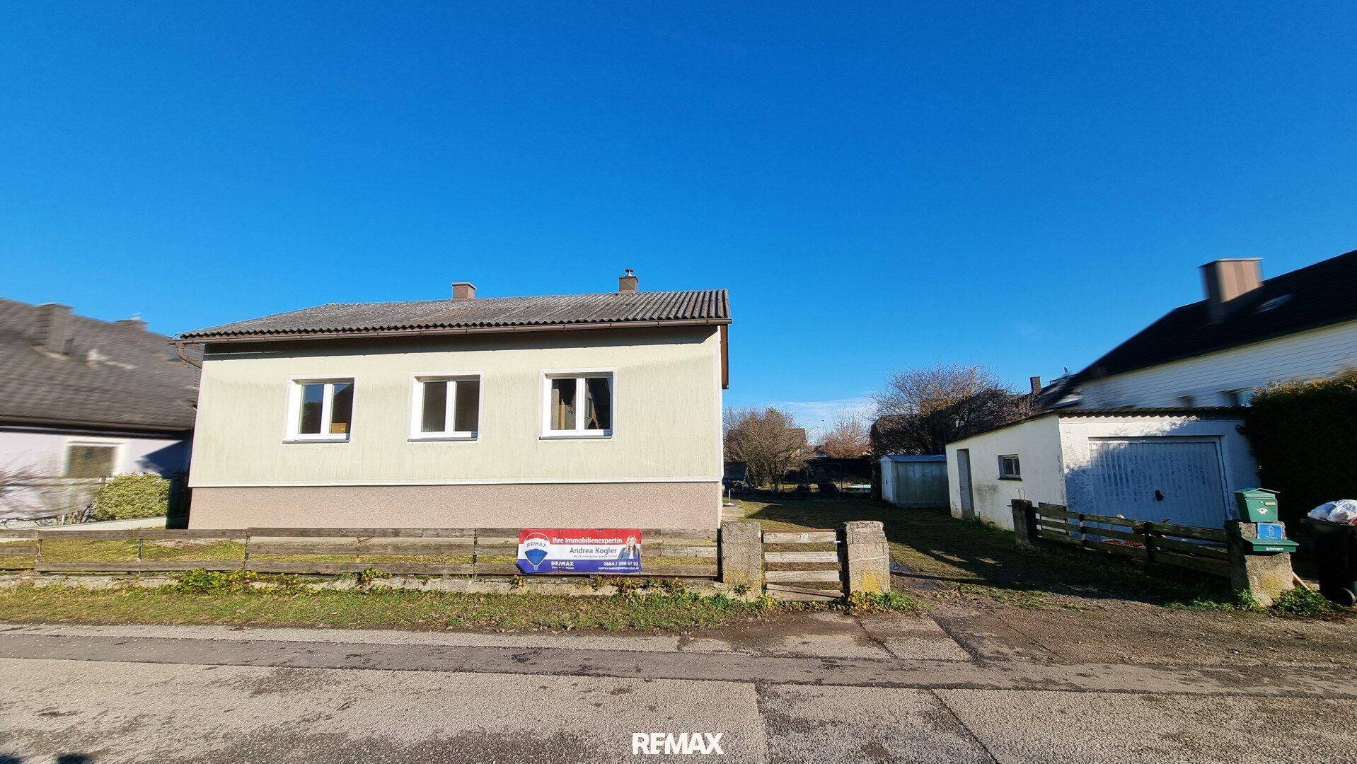 Vorderansicht des Einfamilienhauses von der Straße aus mit einem kleinen Vorgarten.